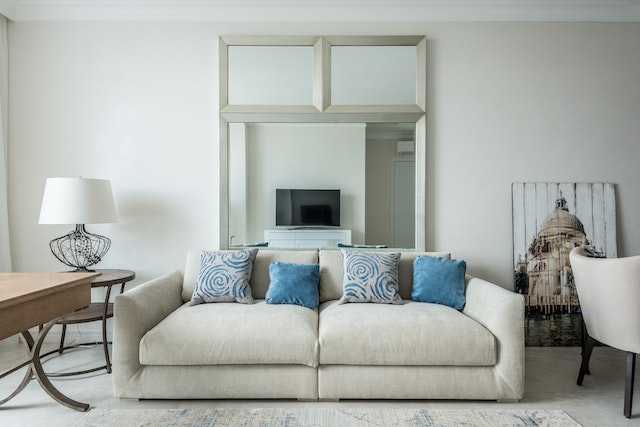 white%20living%20room%20couch%20with%20blue%20throw%20pillows